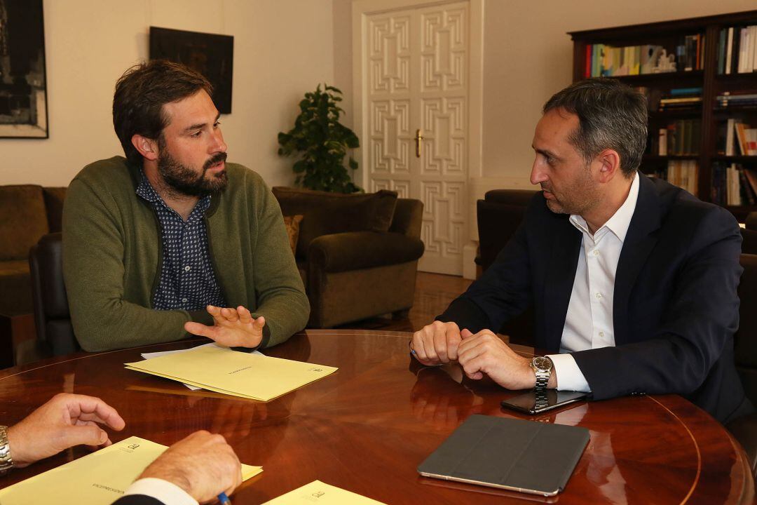 El diputado de Compromís, Gerard Fullana (i), en una reunión el año pasado con César Sánchez (d), cuando era presidente en los años que se investigan.