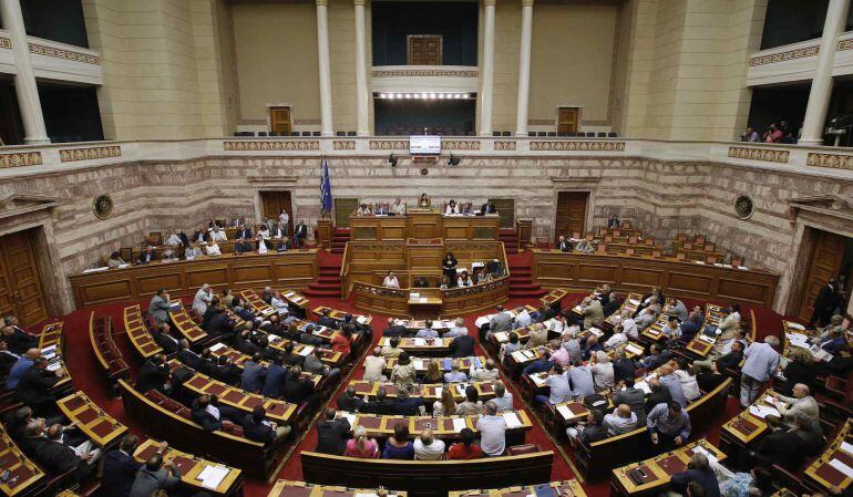 Panorámica del Parlamento griego durante el debate del tercer rescate financiero. 