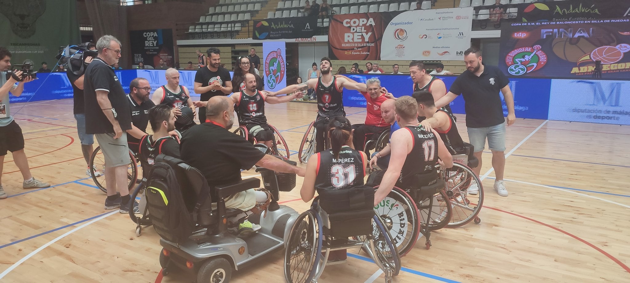 Jugadores, cuerpo técnico y presidente celebran en la cancha el título logrado