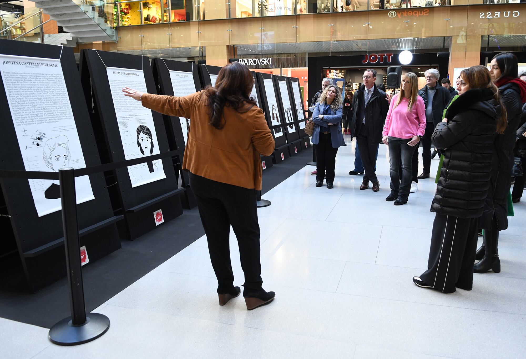 La secretària d'Estat d'Igualtat i Participació Ciutadana, Mariona Cadena, ha inaugirat una exposició que revindica el paper de la dona en les ciències i la tecnologia