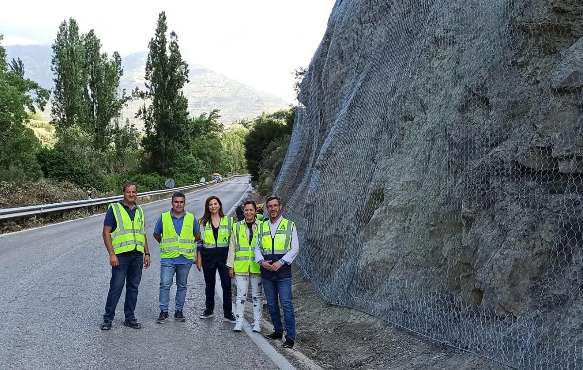 El delegado de Fomento, Miguel Contreras (primero por la dcha), y varias autoridades locales junto a uno de los muros levantados.