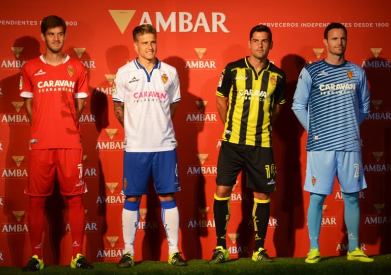 De izquierda a derecha: Aria Hasewaga, Cezary Wilk, Albert Dorca y Manu Herrera en la presentación de las camisetas del Real Zaragoza