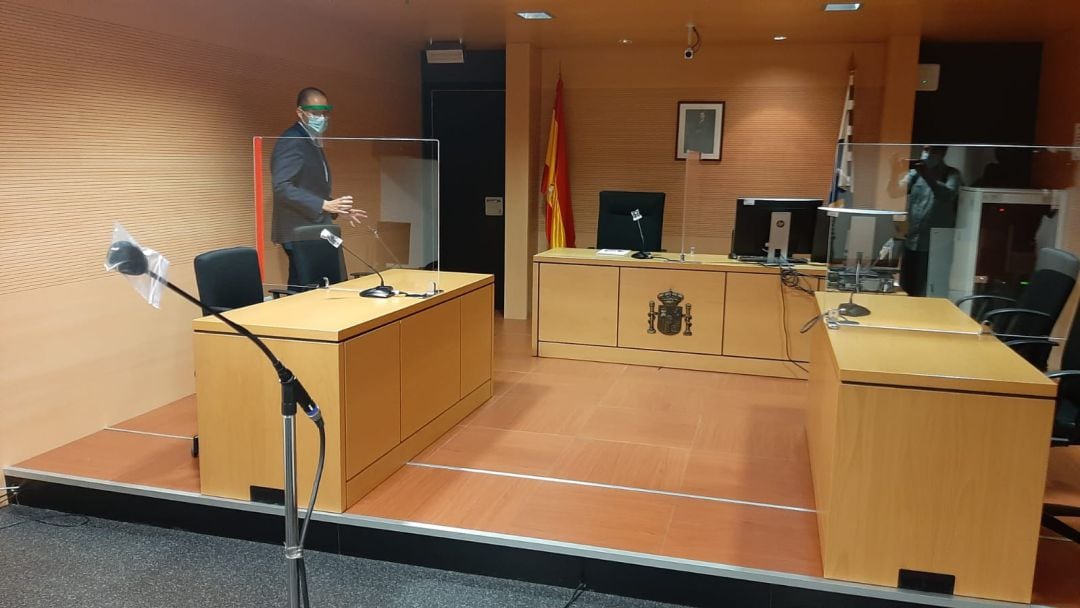 El juez decano de Arrecife, Adalberto De la Cruz, mostrando las medidas aplicadas en una de las salas de vistas del Palacio de Justicia.