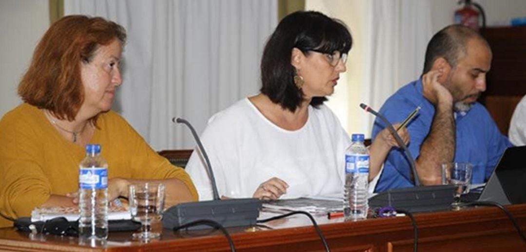 Esther Gómez, Leticia Padilla, y Leandro Delgado durante un Pleno del Ayuntamiento de Arrecife.