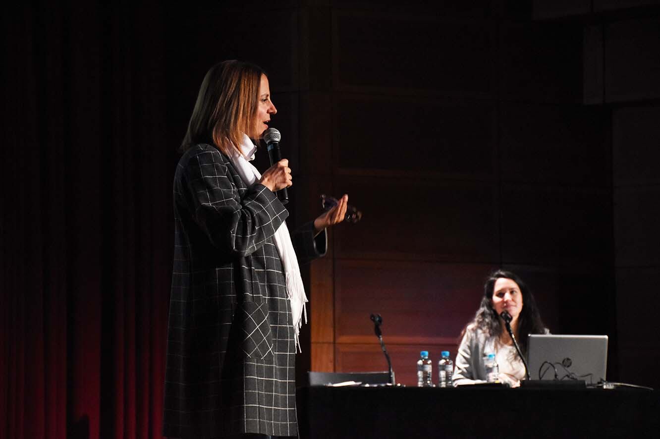 La cònsol major d'Escaldes-Engordany, Rosa Gili, durant la reunió de poble per tractar el comerç a la parròquia