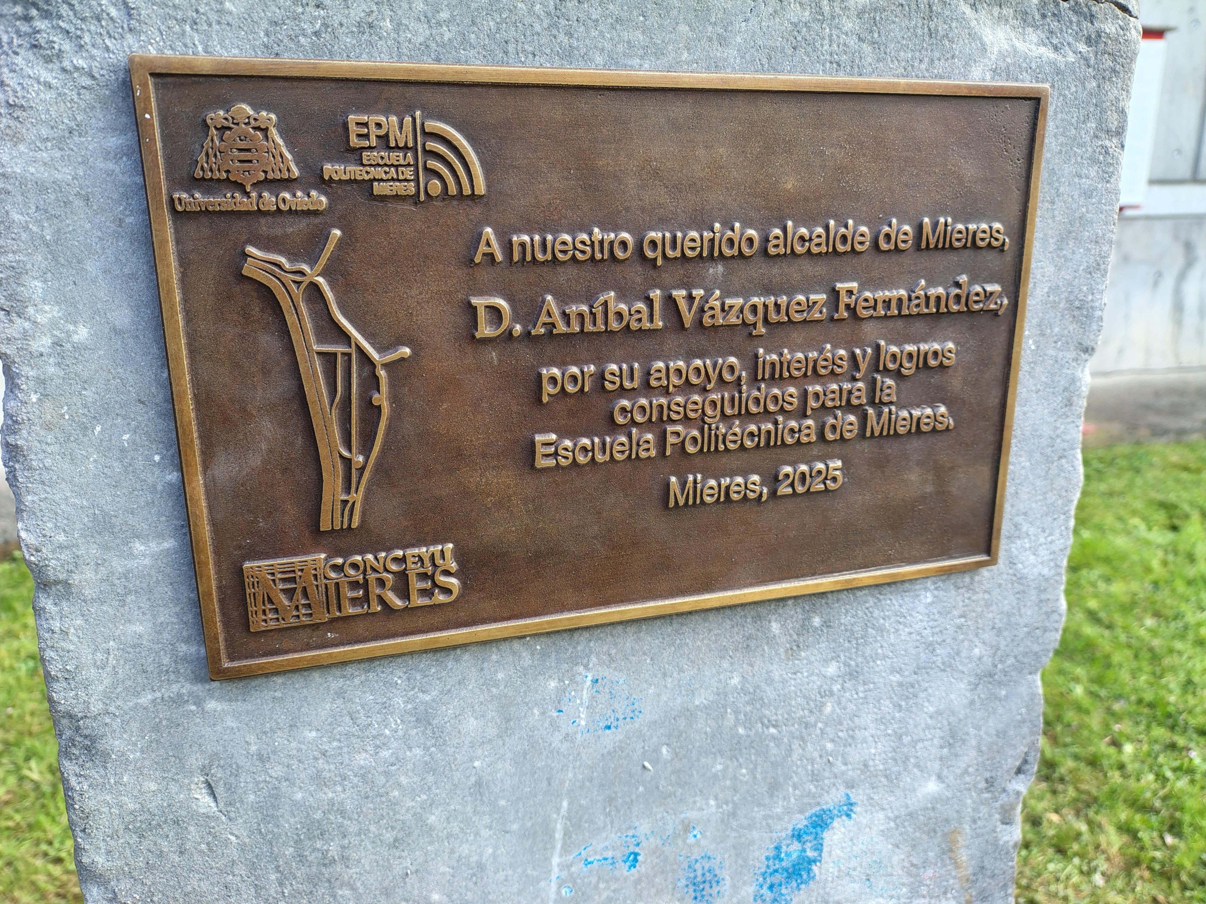 Placa homenaje de la UNIOVI a Aníbal Vázquez, el fallecido alcalde de Mieres