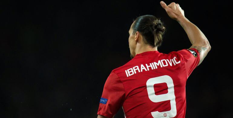 Ibrahimovic levanta el pulgar en señal de que todo irá bien