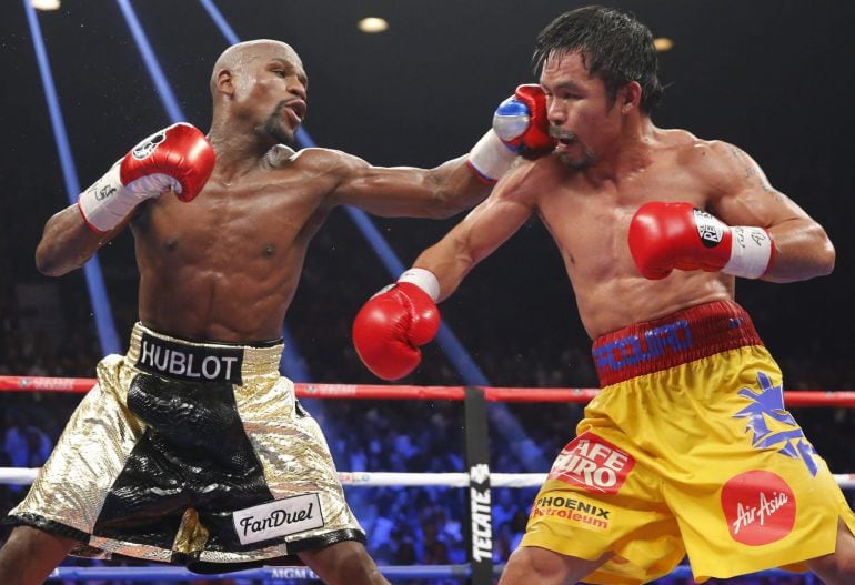 Mayweather golpea a Pacquiao durante la llamada pelea del siglo