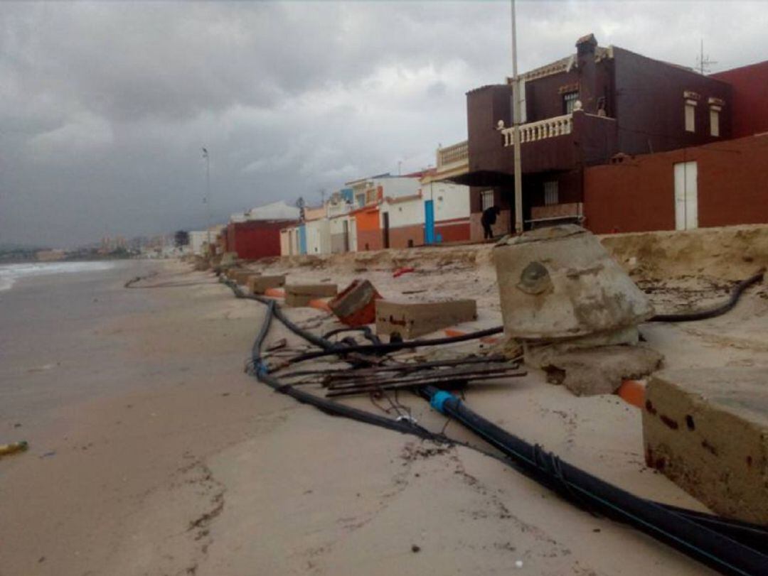 Estado en el que quedó la playa de El Rinconcillo como consecuencia del temporal de Levante