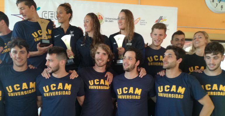 Integrantes del equipo de natación de la Universidad Católica de Murcia con Mireia Belmonte en el centro de la fila superior.