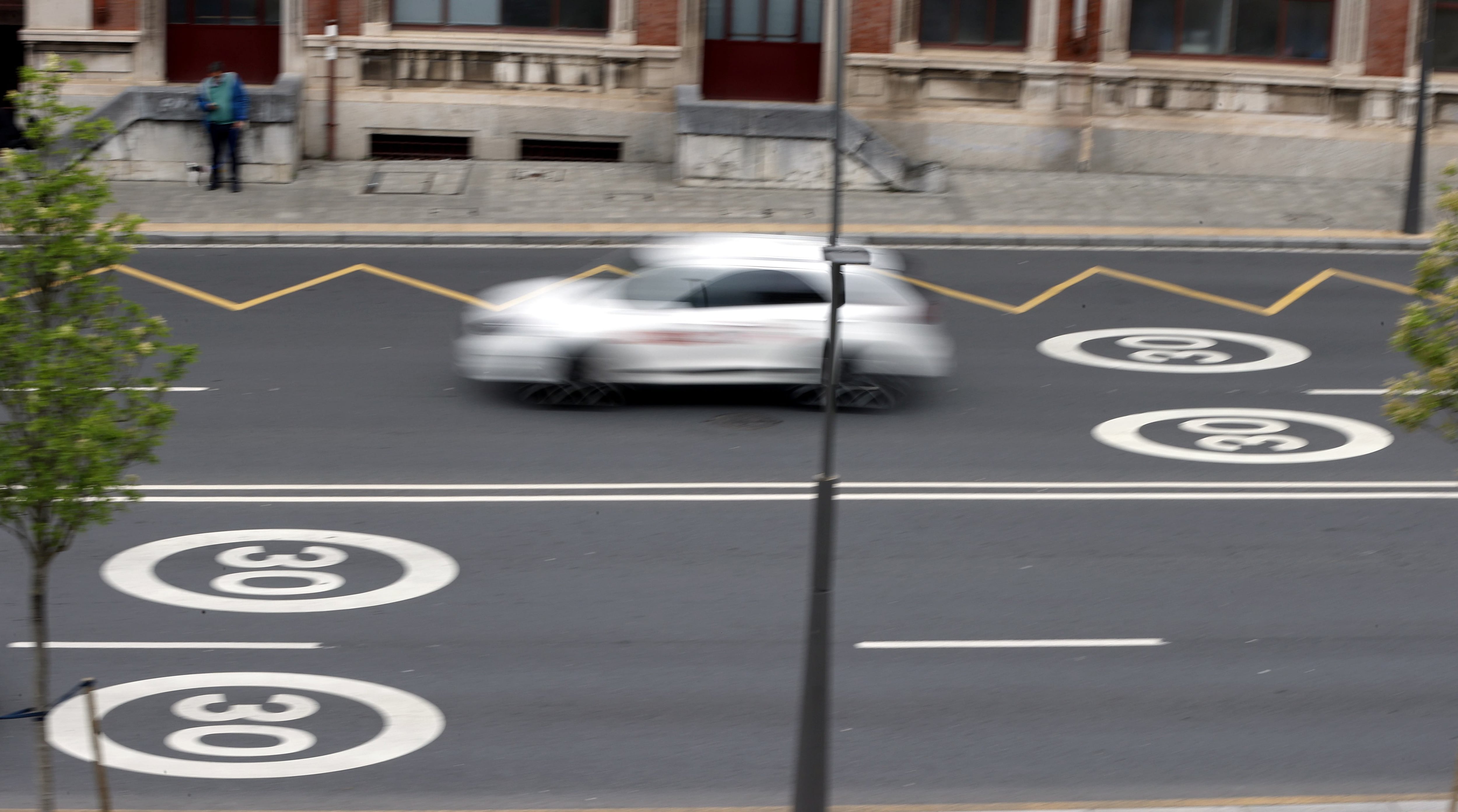 Un coche pasa por unas señales de limitación de velocidad, donde Bilbao está comprobando los efectos &quot;positivos&quot; de haber limitado a un máximo de 30 km/h la velocidad de los vehículos en todas sus calles y avanza hacia convertirse en una &quot;ciudad peatonal&quot; cada vez con menos espacio para los coches y más para la ciudadanía