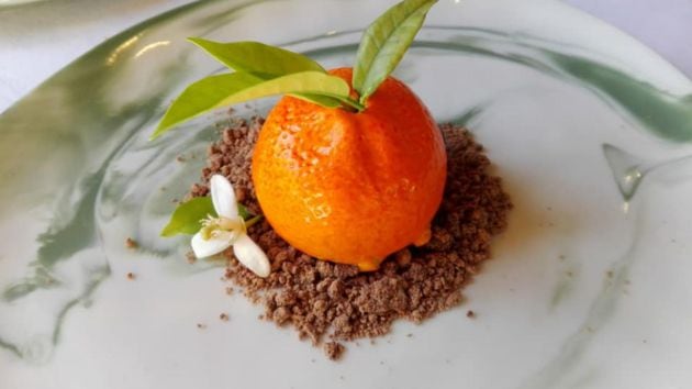 Trampantojo de mandarina rellena de chocolate y naranja amarga