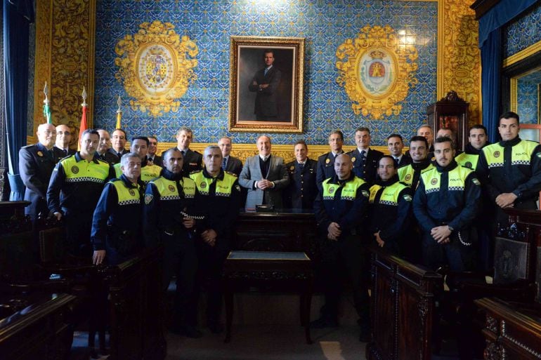 El alcalde, José Ignacio Landaluce, en el centro de la imagen rodeado de agentes y mandos de la Policía Local de Algeciras.