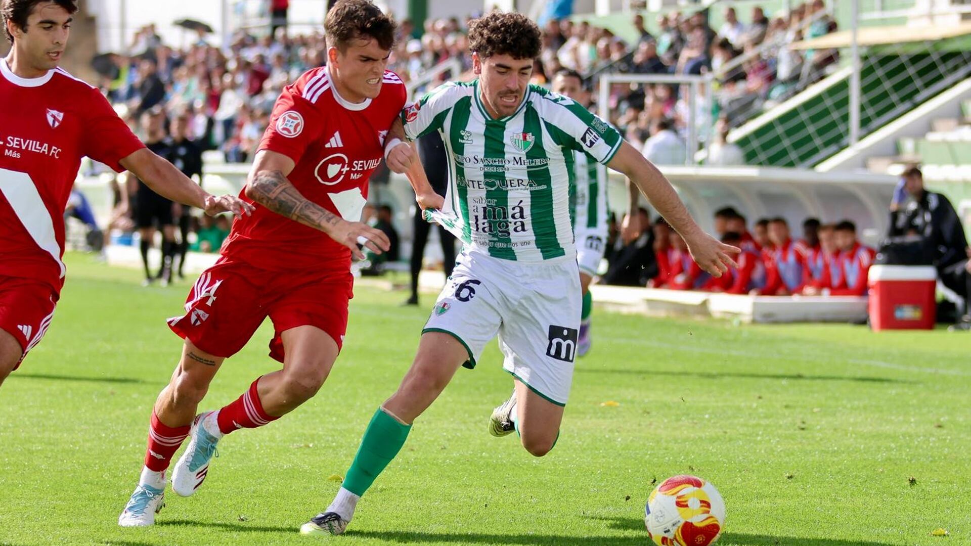 Adrià Gené controla el balón en el Antequera CF - Sevilla Atlético