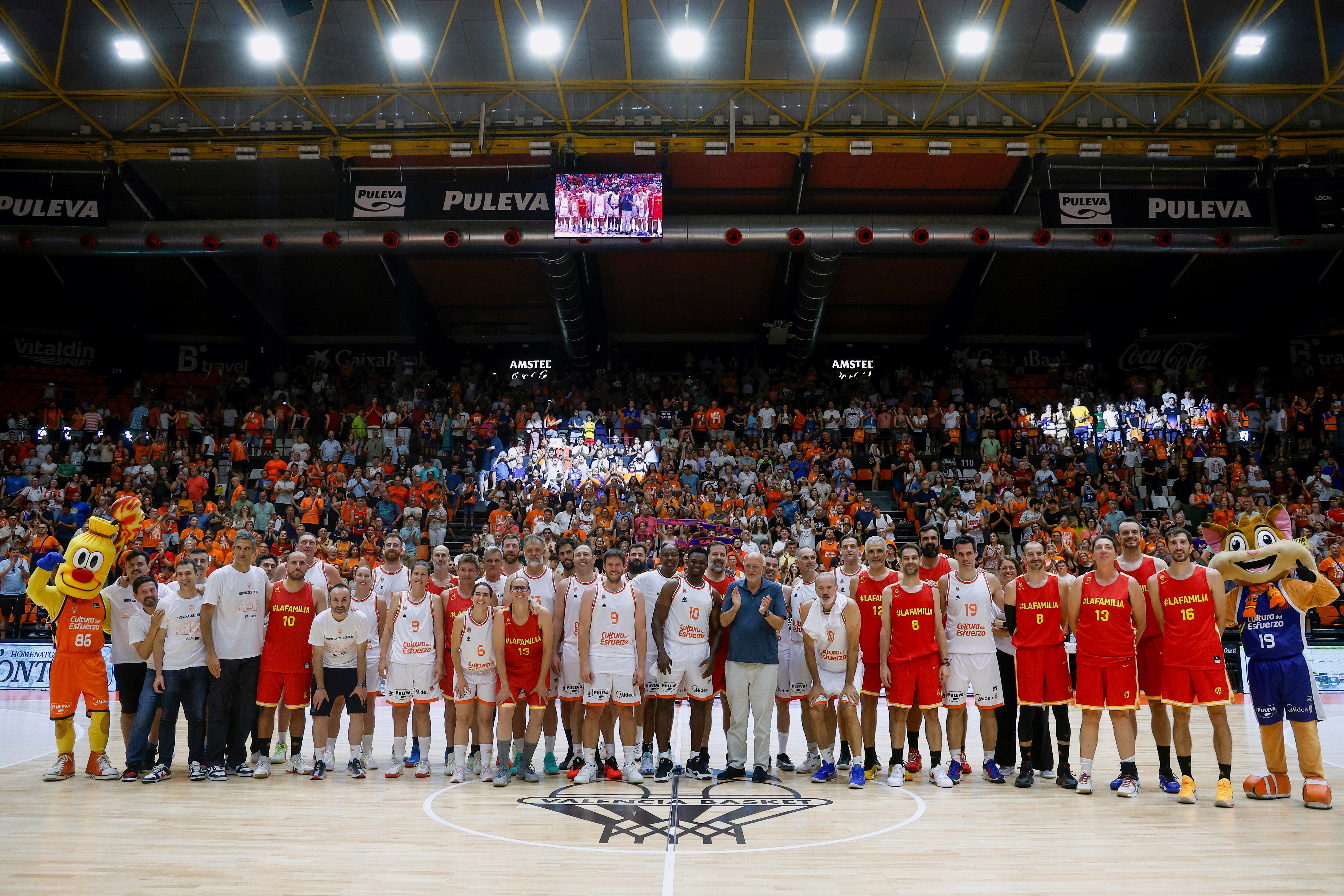 Leyendas de la selección española y de Valencia Basket a la finalización del encuentro de baloncesto que han disputado este Domingo como despedida del pabellón de La Fonteta, en Valencia.