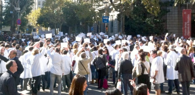 Els farmacèutics es manifesten davant la Delegació del Govern Central a Catalunya