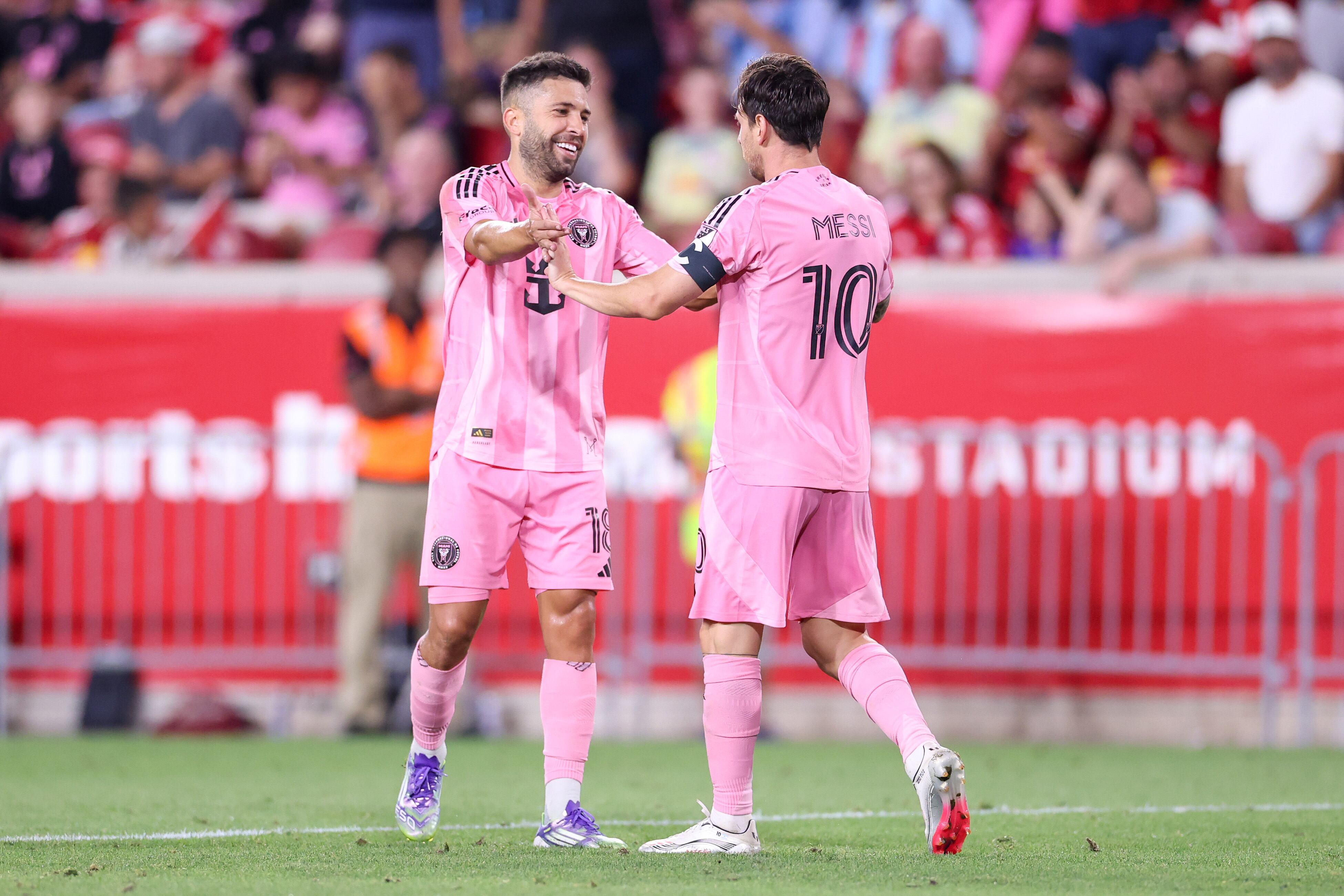 Jordi Alba y Lionel Messi celebran uno de los goles del argentino con el Inter Miami en el Sports Illustrated Stadium.Jordan Bank/Getty Images.