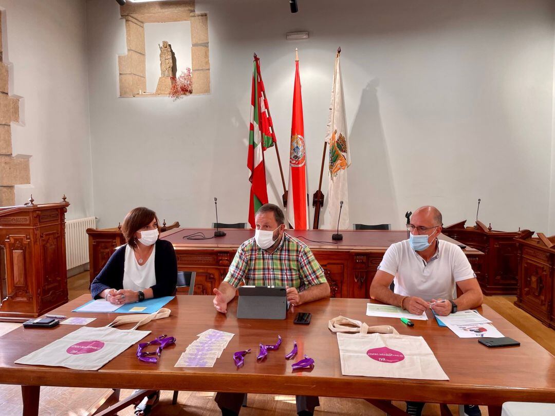 El alcalde de Hondarribia, Txomin Sagarzazu, los concejales de Cultura, Juan Luis Silanes, y de Servicios Sociales e Igualdad, Gotzone Larrarte.