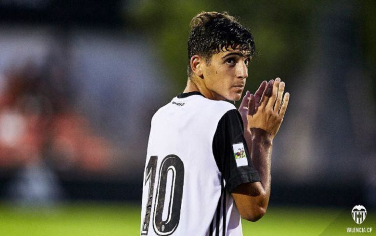 Gonzalo Villar en un partido con el Valencia Mestalla