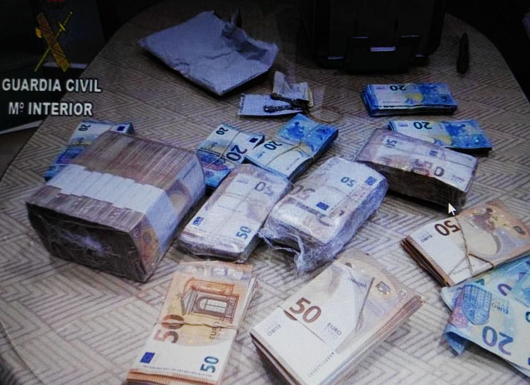 Parte del dinero intervenido por la Guardia Civil