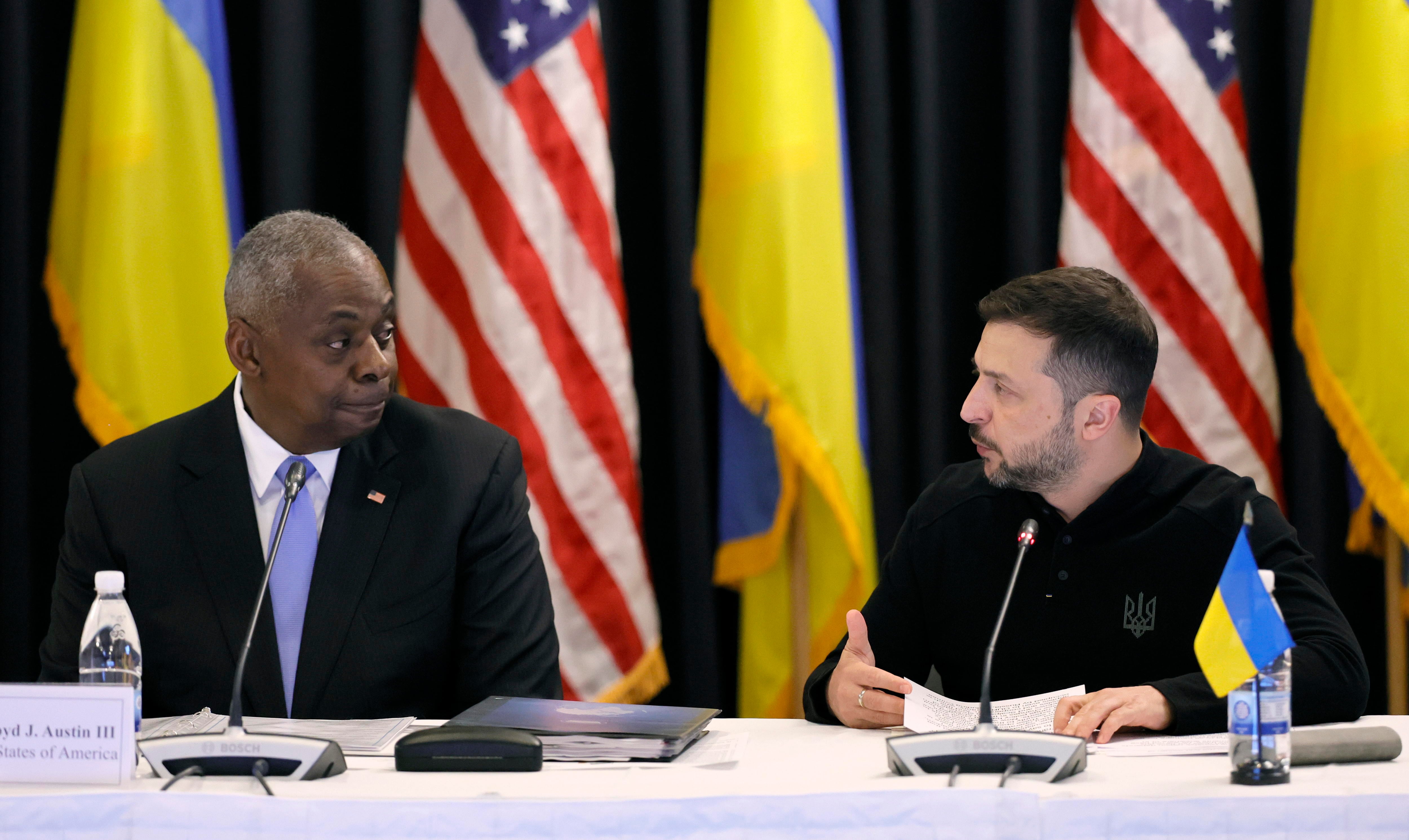 El secretario de Defensa estadounidense, Lloyd Austin, junto al presidente de Ucrania, Volodimir Zelenski