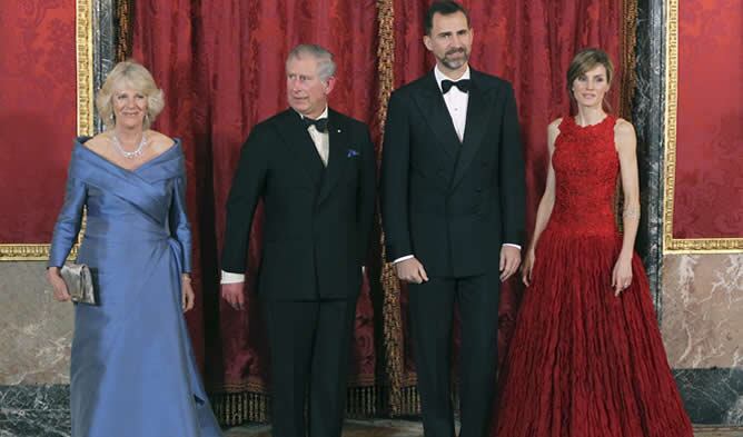 Los Príncipes de Asturias junto al príncipe Carlos de Inglaterra y su esposa, Camila, antes de la cena que han ofrecido en el Palacio Real