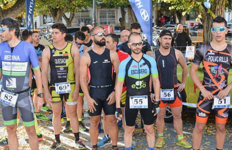 Los deportistas preparados para competir.