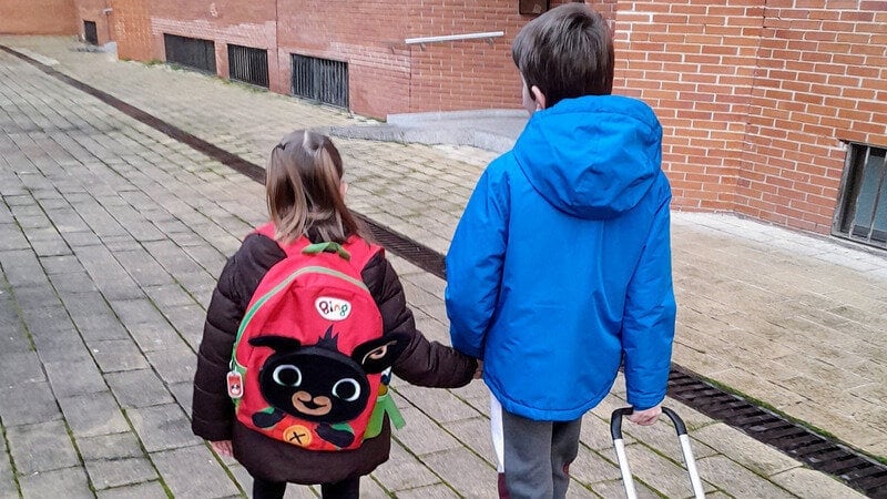 Noa y su hermano de camino al colegio