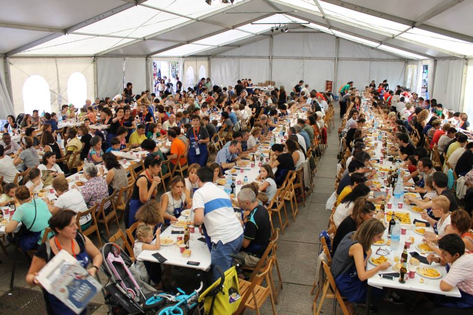 Imagen de una de las comidas solidarias organizadas por Egoaizia en Eibar
