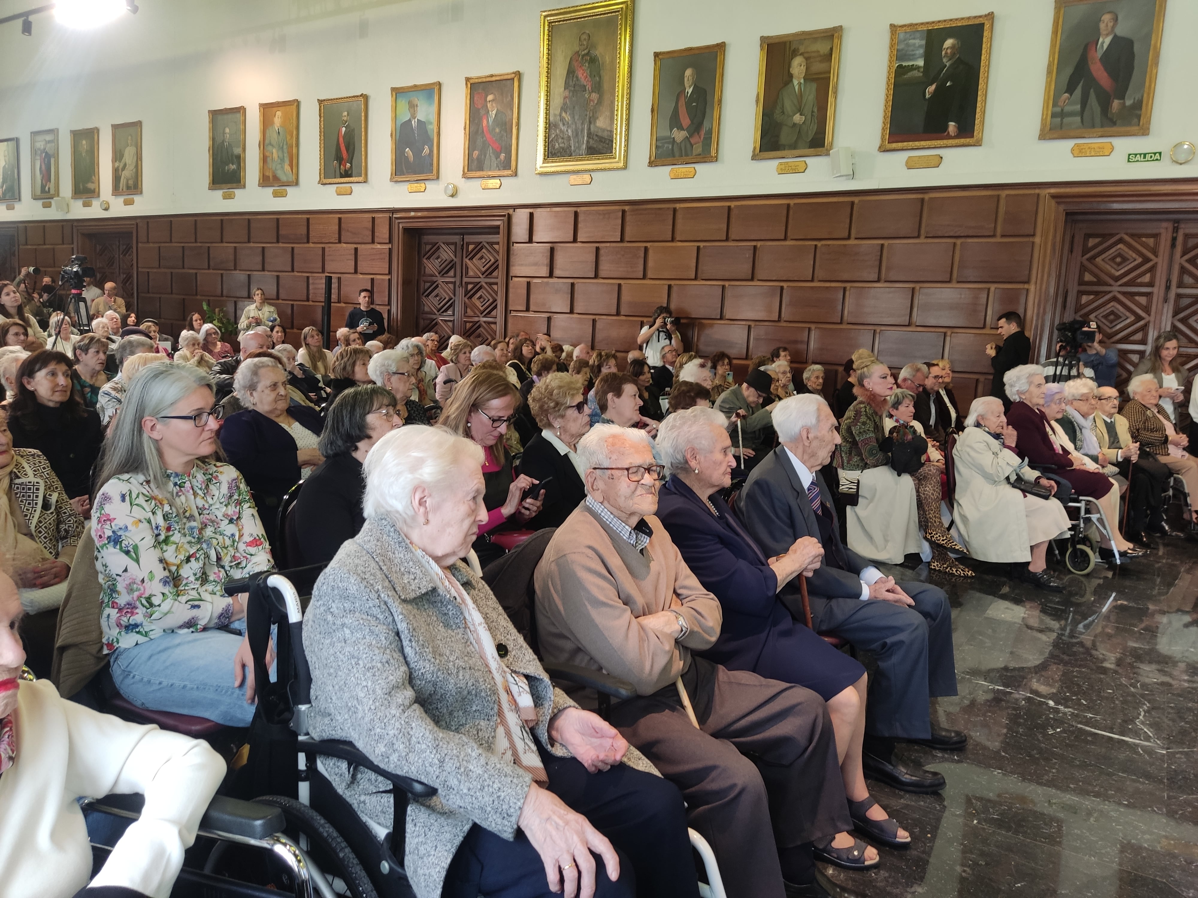 Imagen de archivo de un homenaje a centenarios