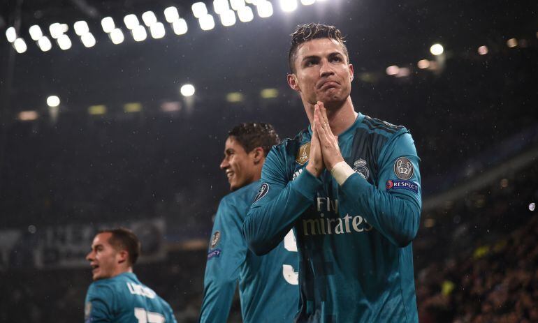 Cristiano Ronaldo agradece a la afición de la Juventus sus aplausos tras el gol de chilena en la Champions.