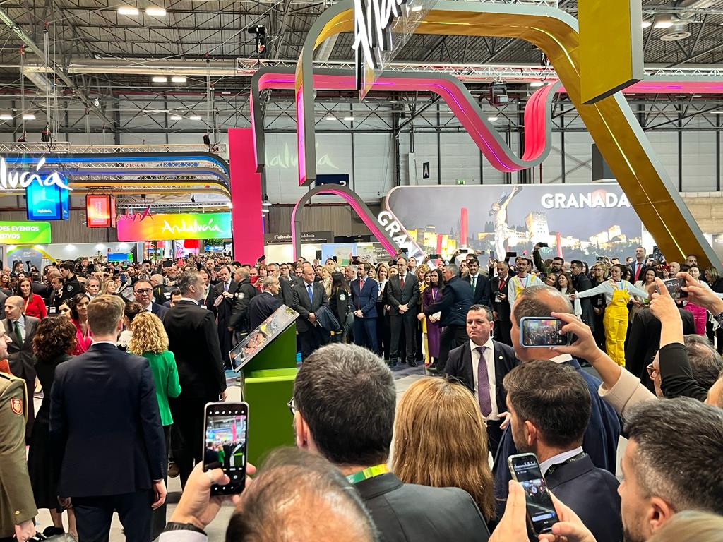 El rey Felipe VI en la inauguración de Fitur 2023, pasando delante del pabellón de Andalucía