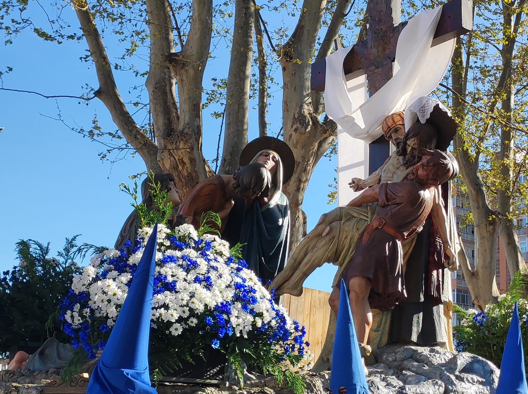 El Descendimiento procesiona las calles de Huesca.