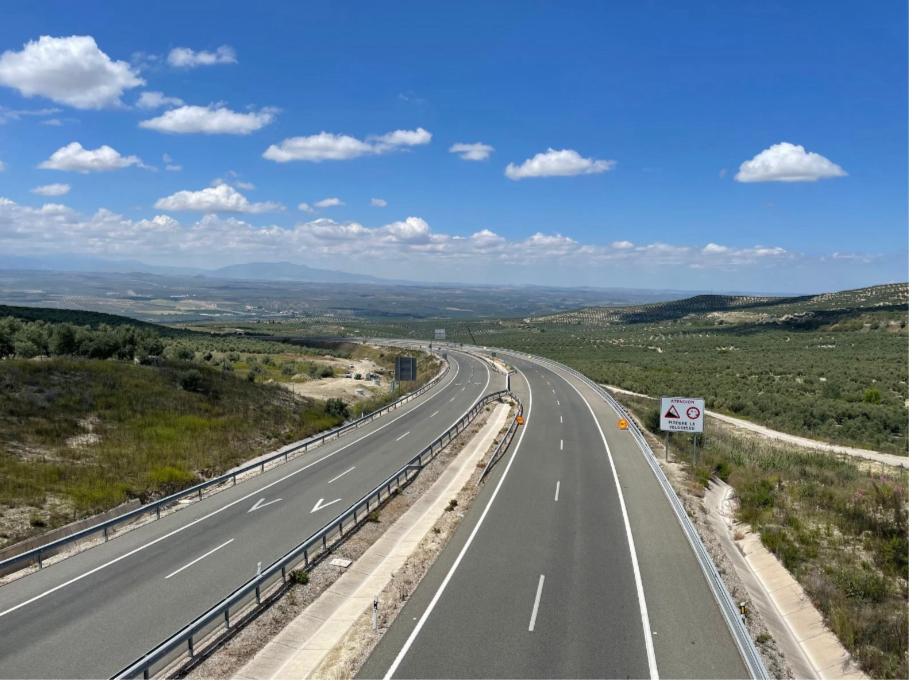 Vista aérea de la A-316, carretera que une Úbeda y Jaén, pasando por Baeza.