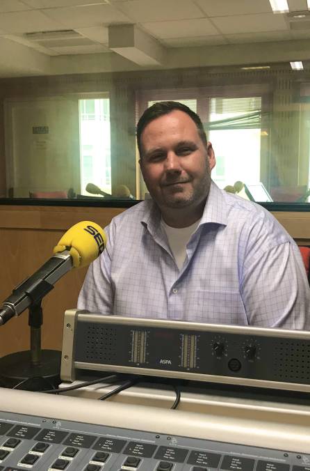 El portavoz adjunto de la embajada de EEUU en España, John Rhatigan en los estudios de Radio Cádiz