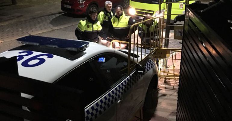 Pasillo organizado por los policías locales.