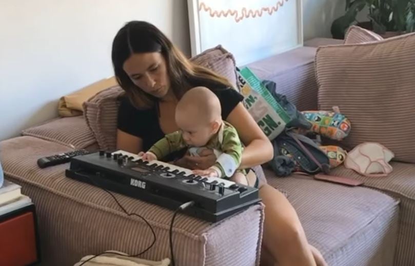 Rigoberta Bandini con su hijo en el videoclip de &#039;Canciones de amor a ti&#039;