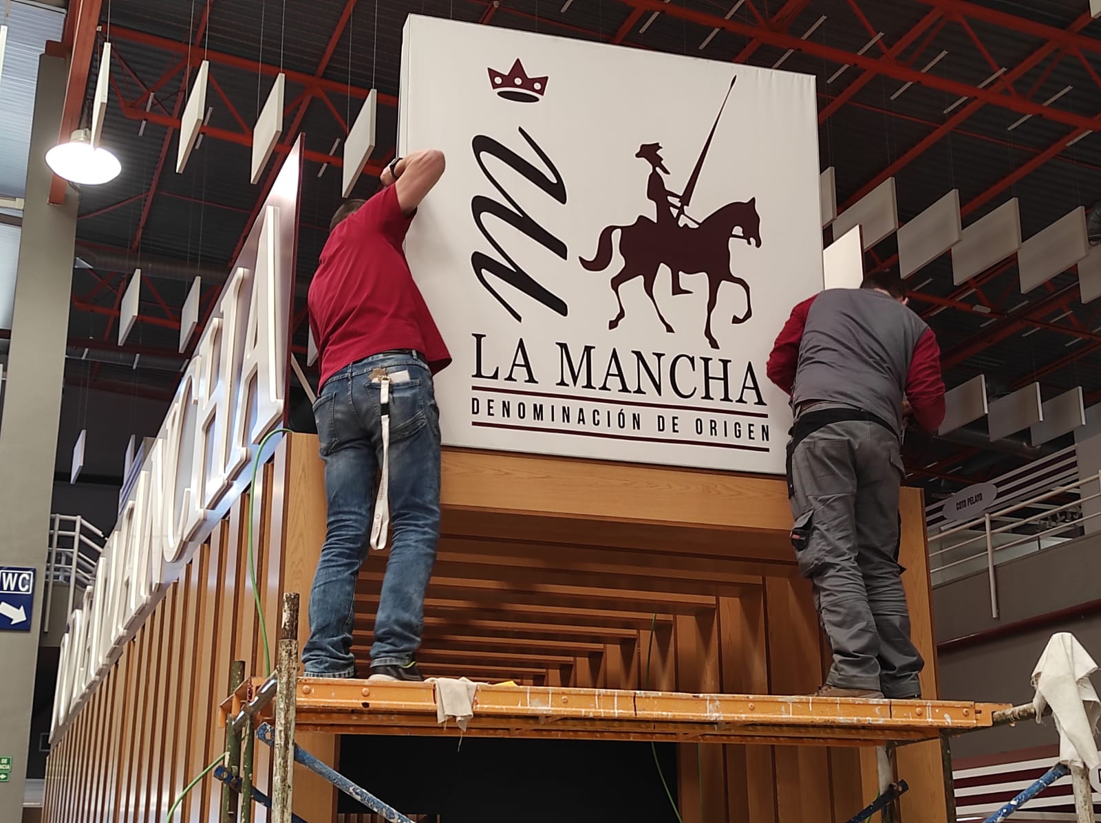 Montaje del stand de la D.O. &quot;La Mancha&quot; en el pabellón Virgilio