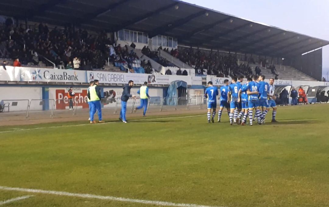 Comunión entre la grada y el equipo tras el 2-1 de De Frutos.