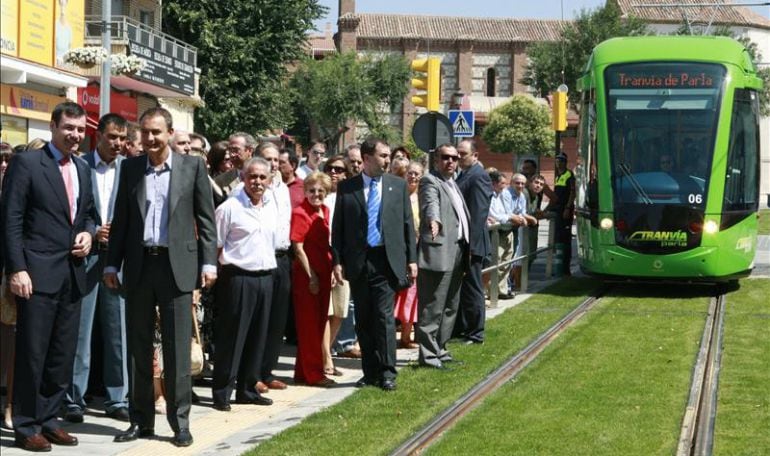 Tomás Gómez y Rodríguez Zapatero, en primer plano, el día de la inaguración del Tranvía de Parla. 