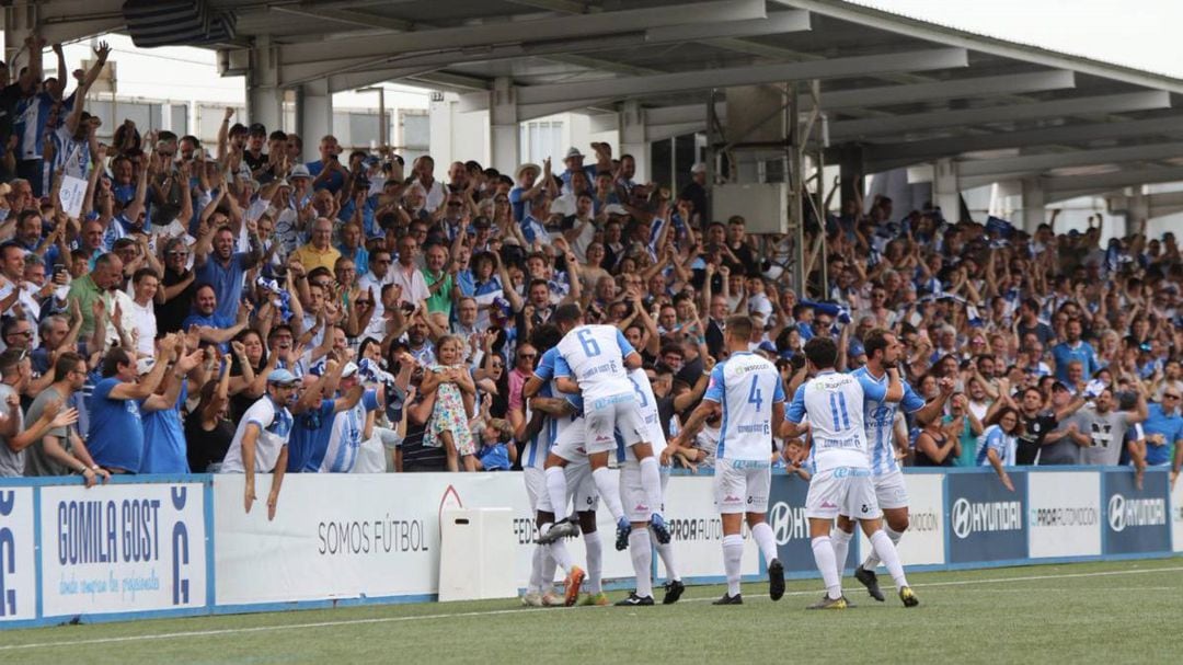 Los futbolistas del Atlético Baleares celebran un gol junto a su afición.