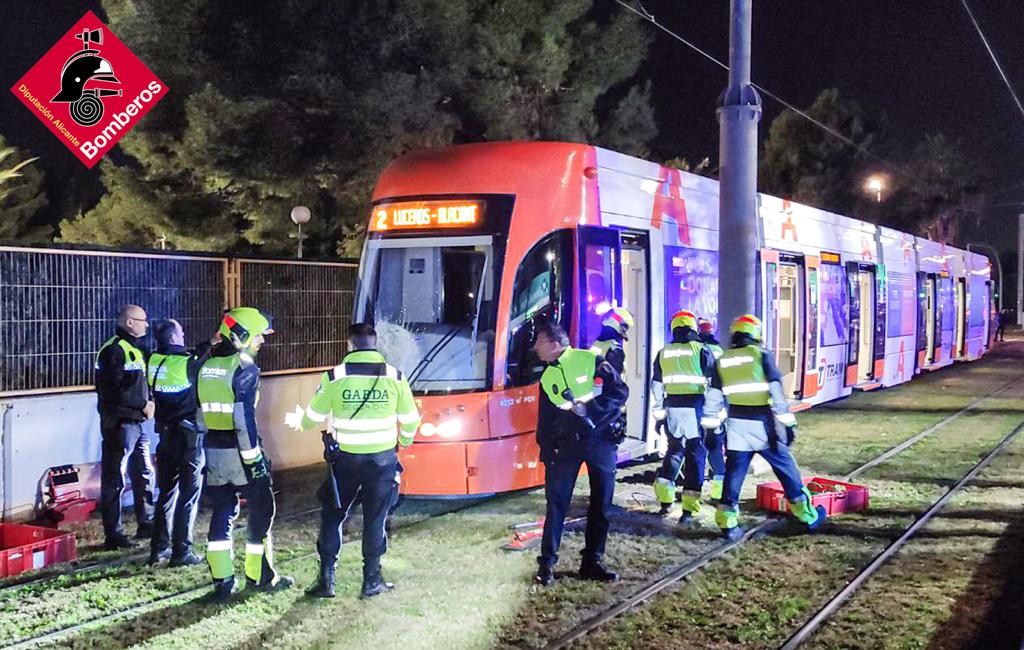 Bomberos y Policía Local de San Vicente frente al TRAM