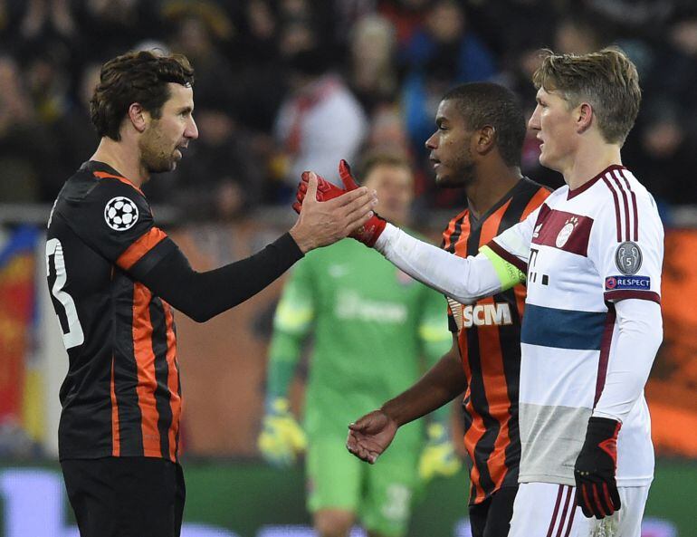 Schweinsteiger saluda a Darijo Srna durante el partido de Champions entre el Shakhtar Donetsk y el Bayern de Munich