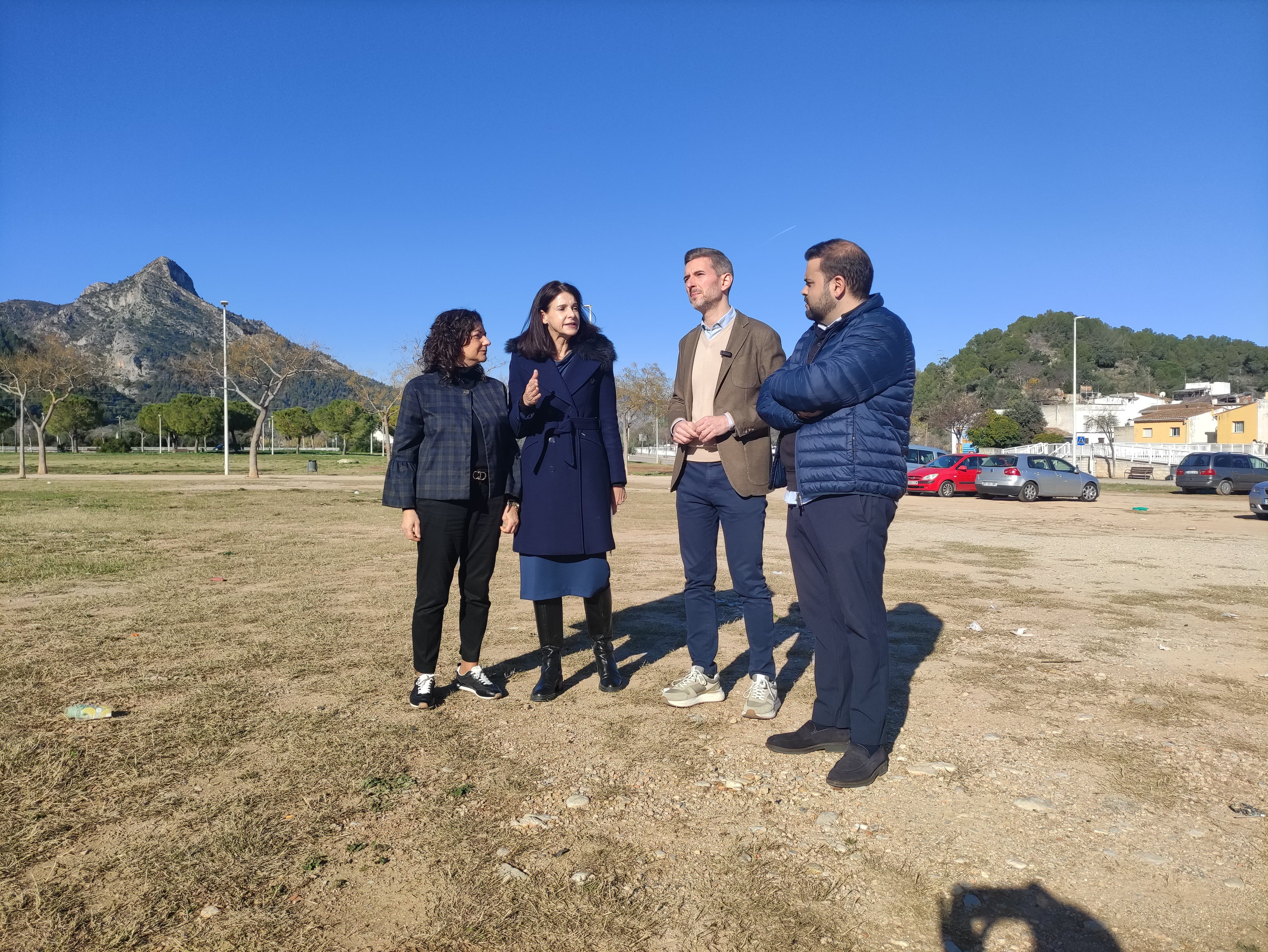 Armendia y Soler, con concejales del PP, en el solar del futuro instituto