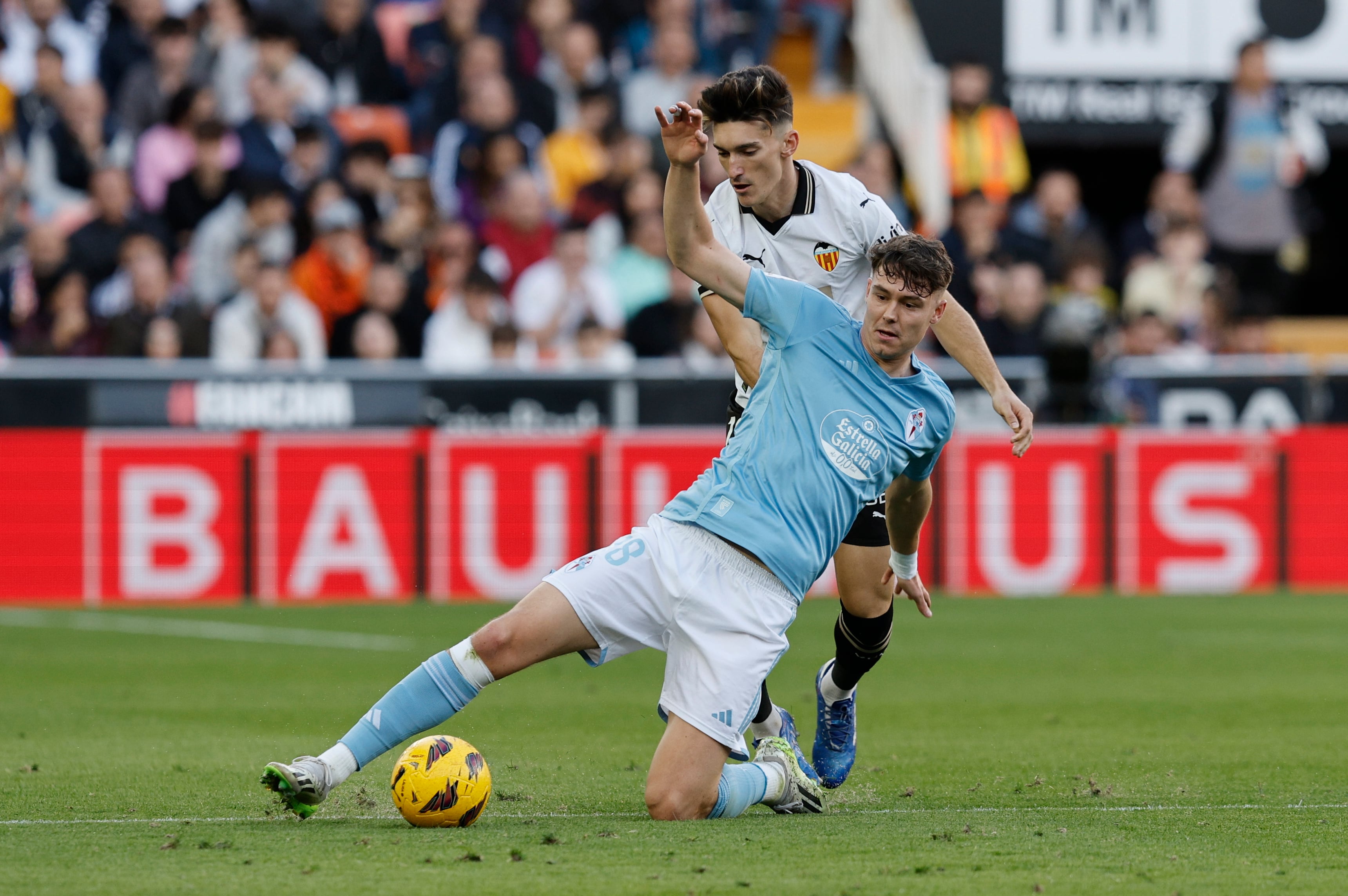 VALENCIA (ESPAÑA), 25/11/2023.- El extremo del Valencia Diego López (detrás) pelea una posesión con el delantero noruego del Celta de Vigo Strand Larsen durante el partido correspondiente a la jornada 14 de LaLiga que ambos equipos disputan este sábado en Mestalla. EFE/ Kai Forsterling
