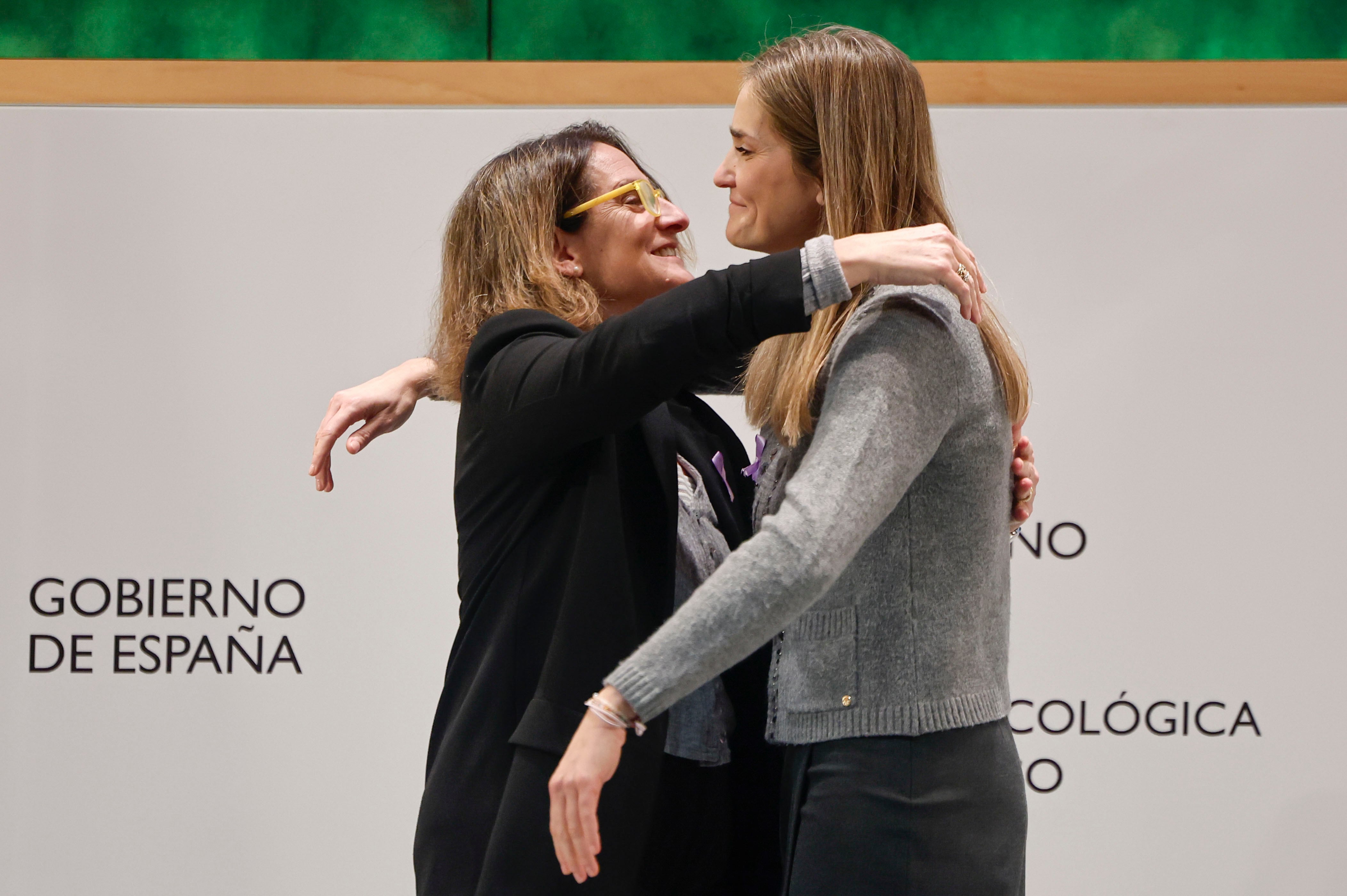 La nueva vicepresidenta tercera y ministra Transición Ecológica y Reto Demográfico, Sara Aagesen (d) recibe la cartera de su cargo de manos de su predecesora de Teresa Ribera (i) durante el acto de toma de posesión en el Ministerio de Transición Ecológica en Madrid.