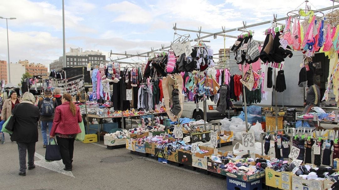 Puestos en el mercadillo Pueblo de Benidorm