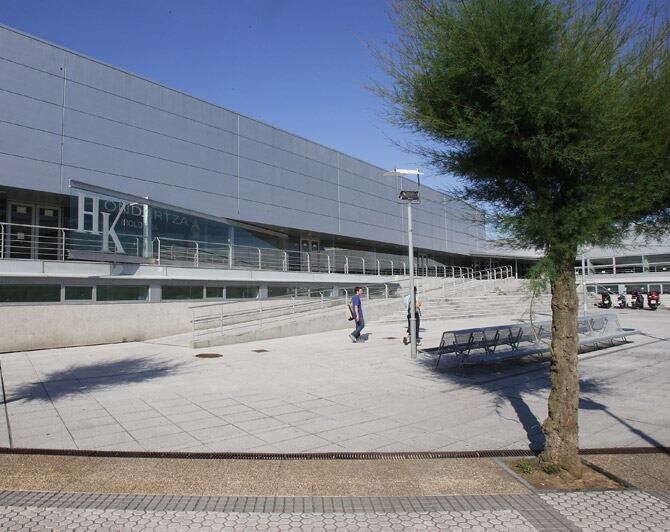 Exterior del polideportivo gestionado por Kirolzer.