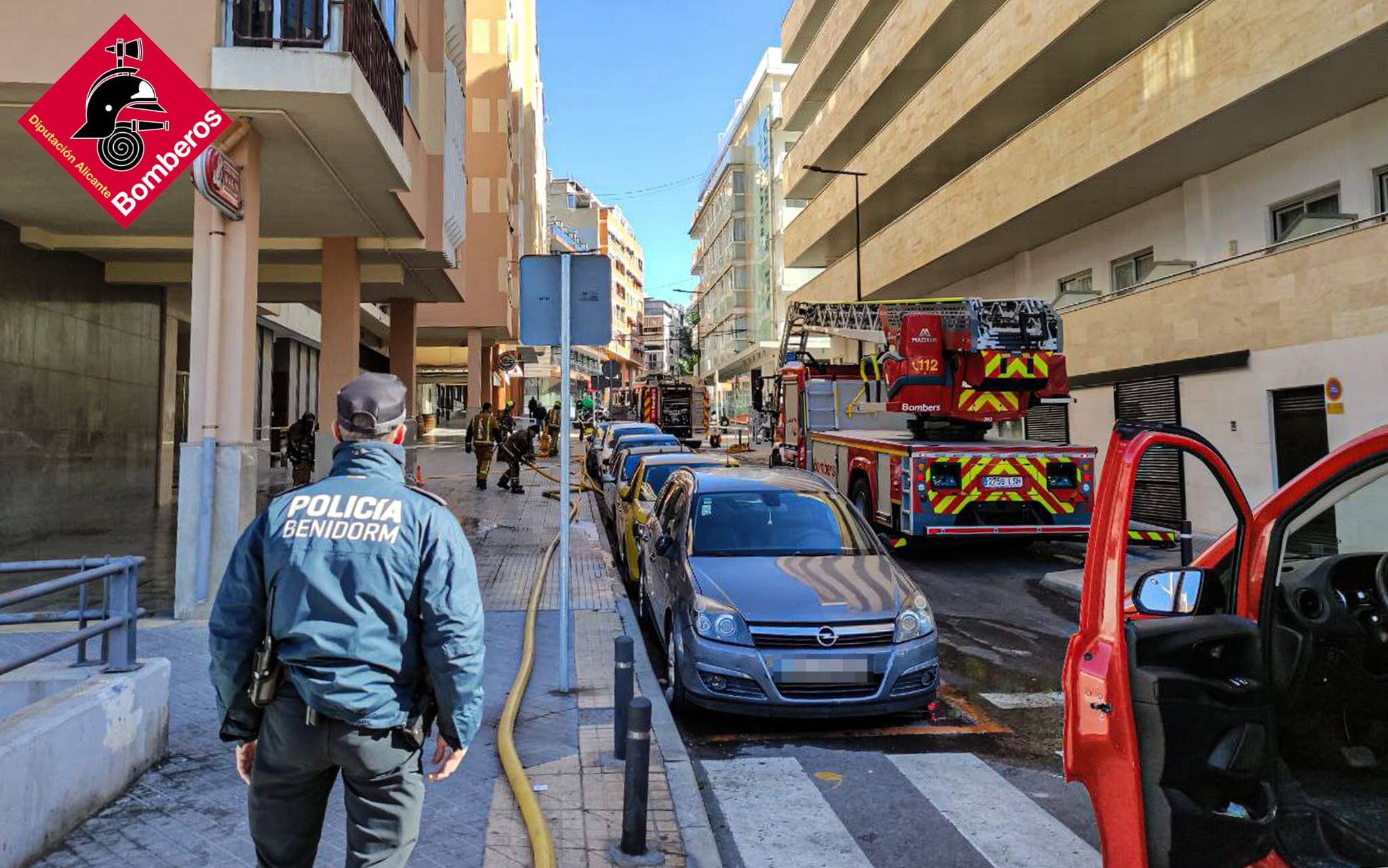 Dispositivo de seguridad este lunes en la calle Montera de Benidorm / CPBA