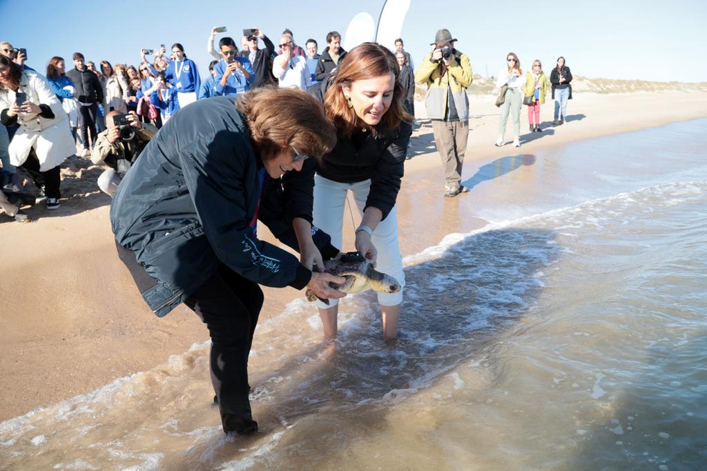 Sylvia Earl y María José Catalá en el momento de soltar a la tortuga Hope en El Saler